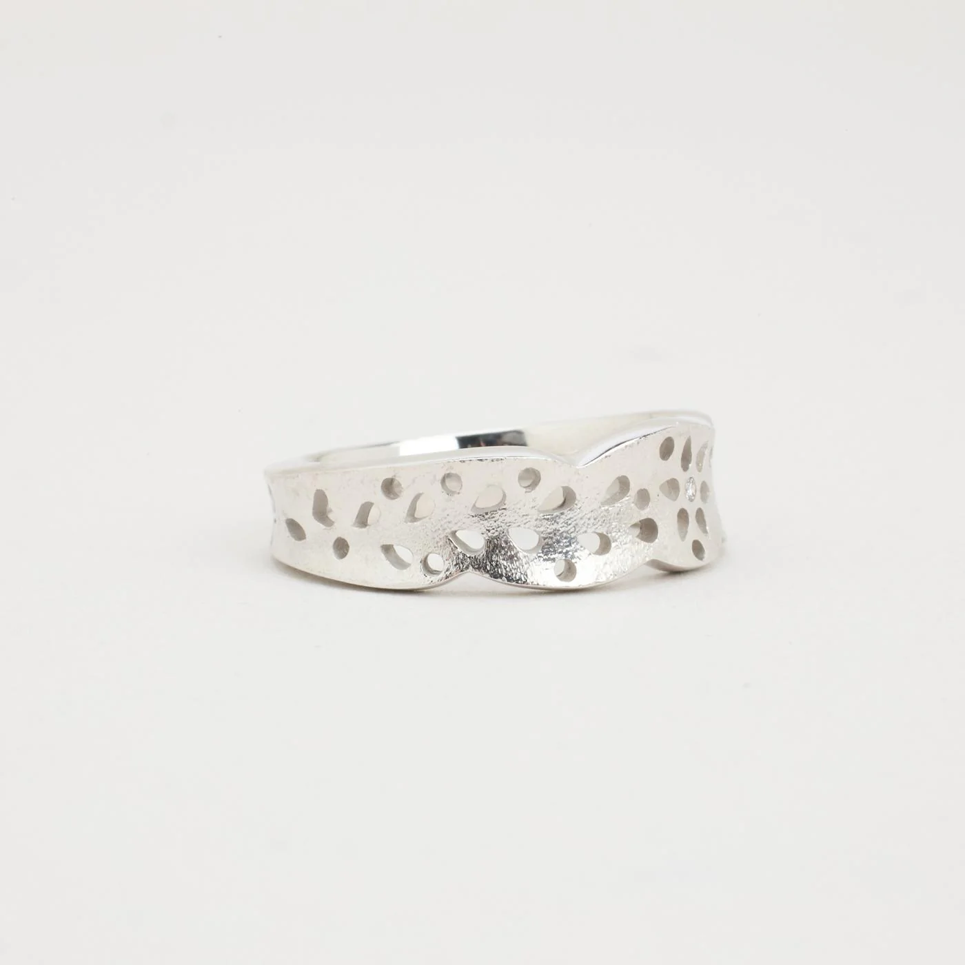 Ole Lynggaard Lace spetsring med diamant (0.01 ct) i 18K vitt guld strl. 17.2 / strl. 54 - Image 2
