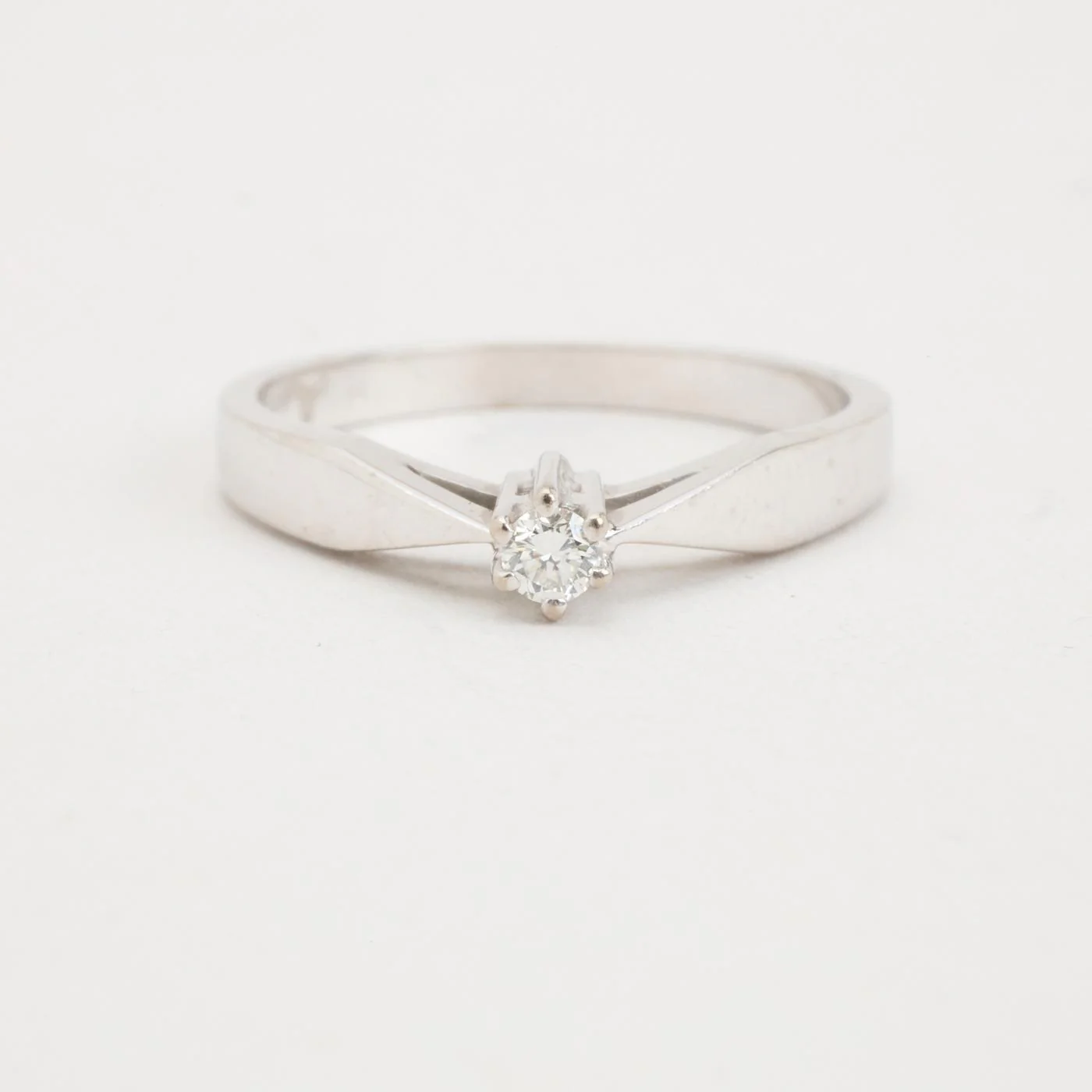 Solitärring med diamant (0.04 ct) i 14K vitt guld strl. 15.9 / strl. 50