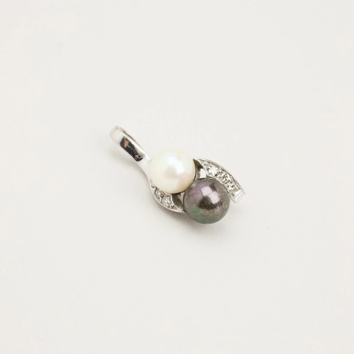 Hänge med diamant (0.13 ct) i 14K vitt guld med en pärla, 2.8 cm, 3.34 g - Image 2