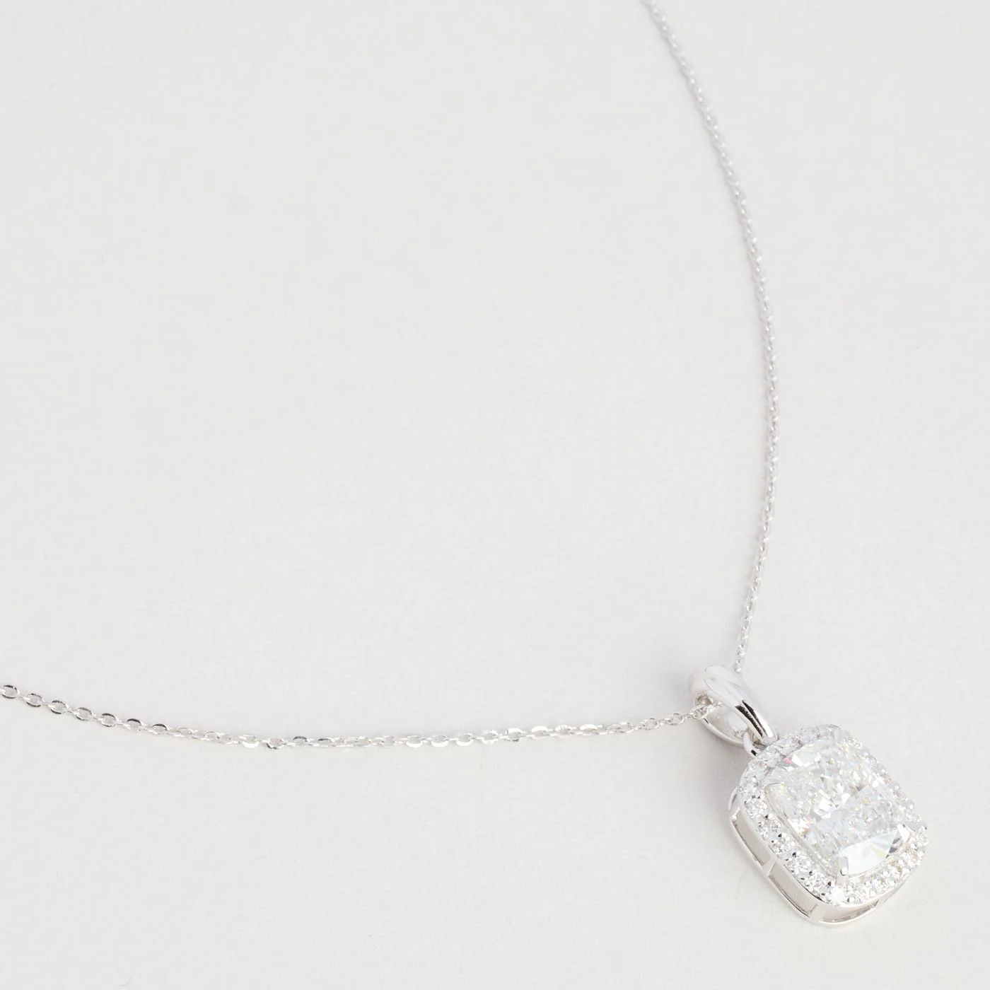 Solitärhalsband med diamant (2.34 ct) i 14K vitt guld, 43 cm, 2.4 g