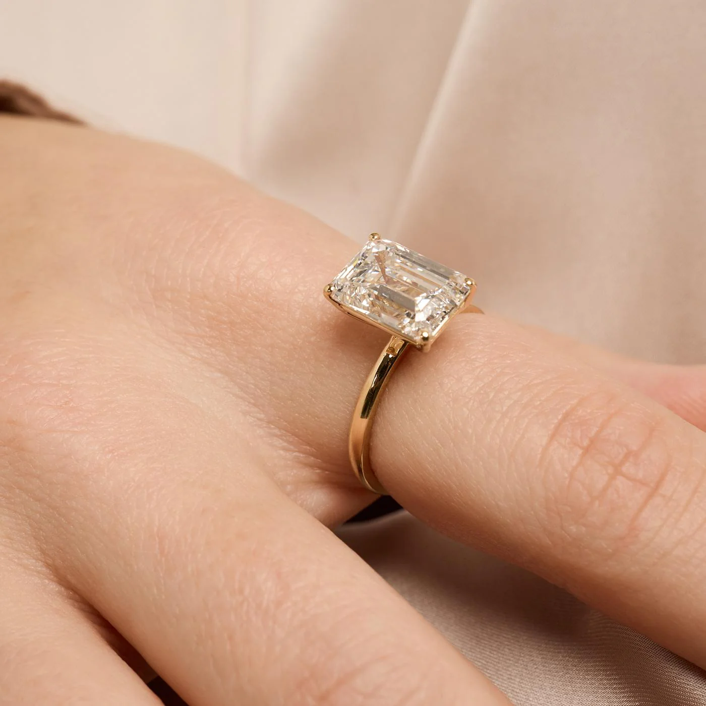 Solitärring med diamant (5.12 ct) i 18K guld strl. 17.5 / strl. 55