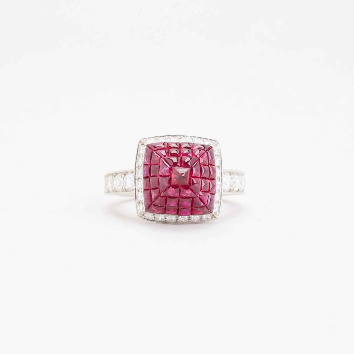 Cocktailring med diamant (1 ct) i 8K platina med en rubin strl. 16.9 / strl. 53