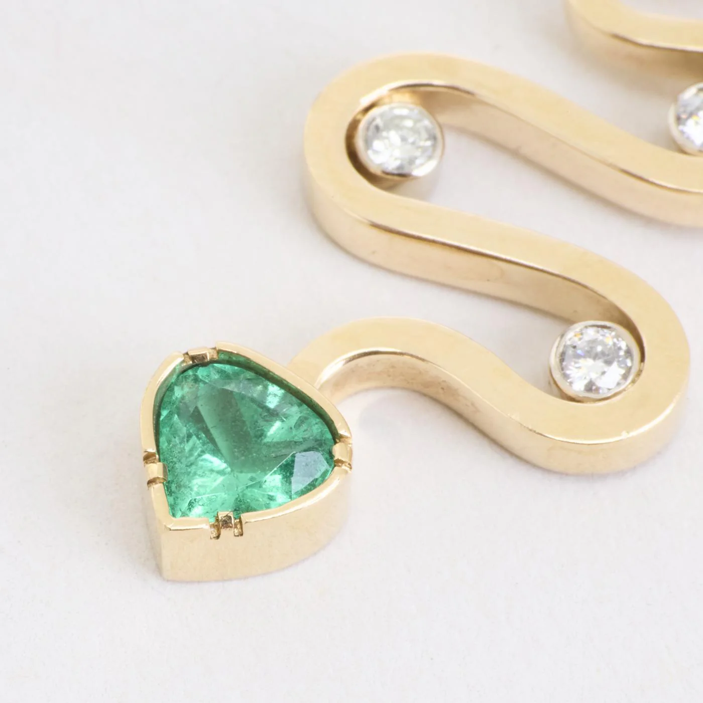 Ormhänge med diamant (0.16 ct) i 14K guld med en smaragd, 4 cm, 5.08 g - Image 3