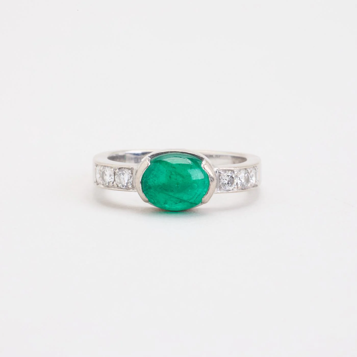 Allians solitärring med diamant (0.19 ct) i 14K vitt guld med en smaragd strl. 16.6 / strl. 52