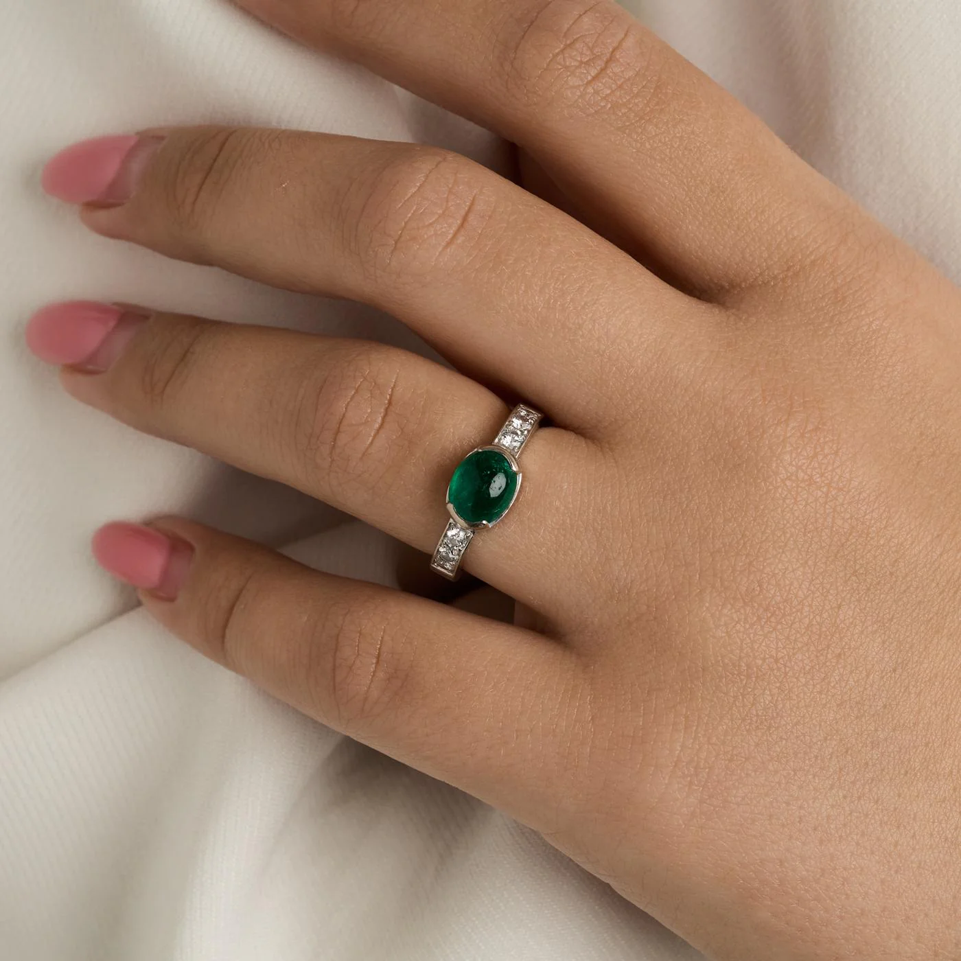Allians solitärring med diamant (0.19 ct) i 14K vitt guld med en smaragd strl. 16.6 / strl. 52 - Image 2
