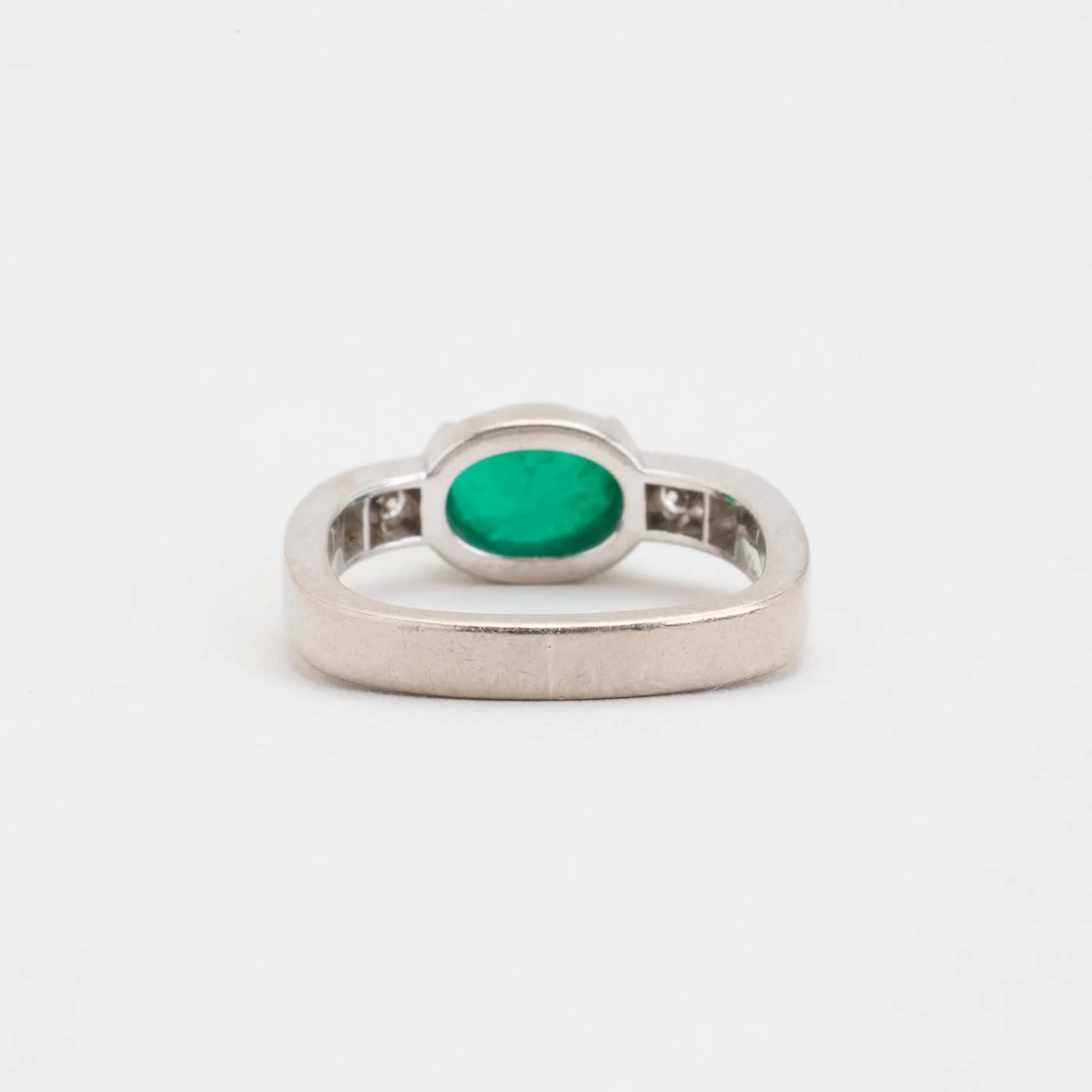 Allians solitärring med diamant (0.19 ct) i 14K vitt guld med en smaragd strl. 16.6 / strl. 52 - Image 4