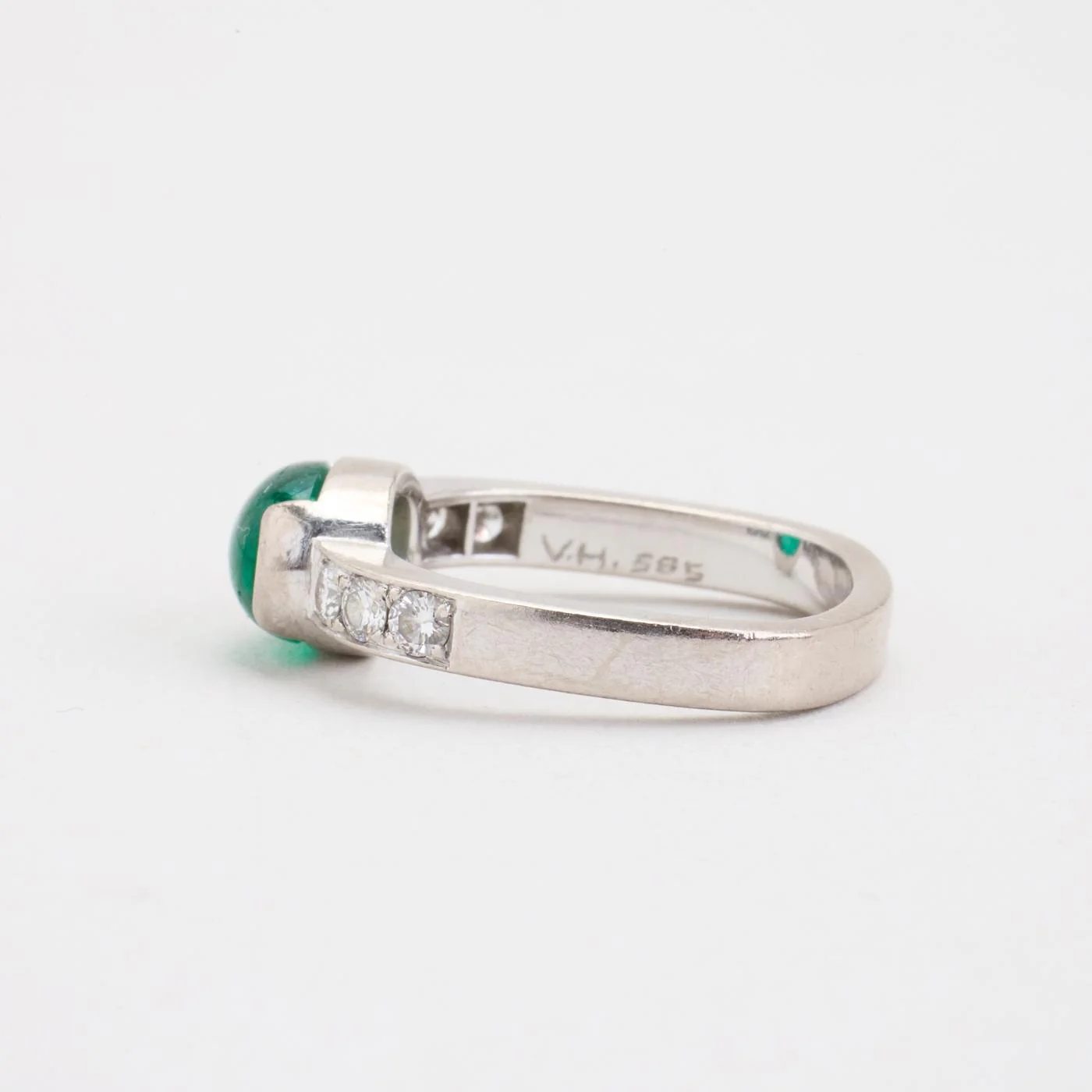 Allians solitärring med diamant (0.19 ct) i 14K vitt guld med en smaragd strl. 16.6 / strl. 52 - Image 5