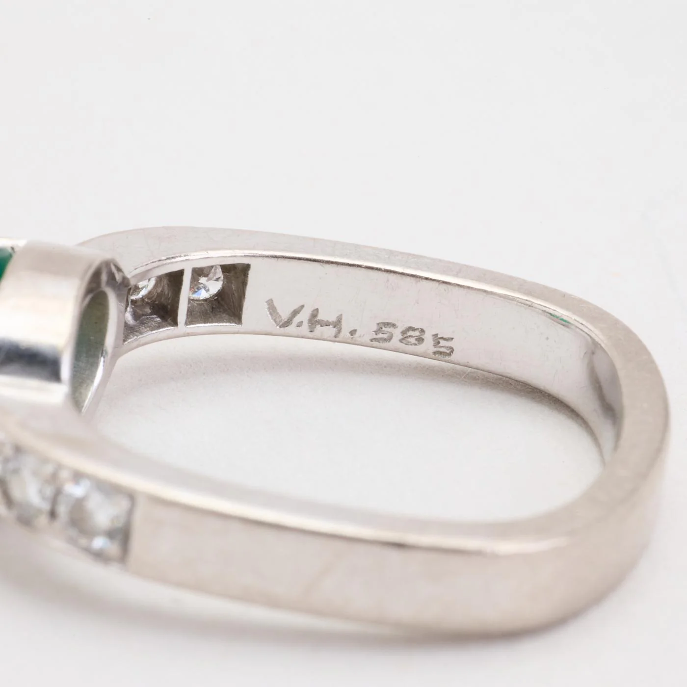 Allians solitärring med diamant (0.19 ct) i 14K vitt guld med en smaragd strl. 16.6 / strl. 52 - Image 6