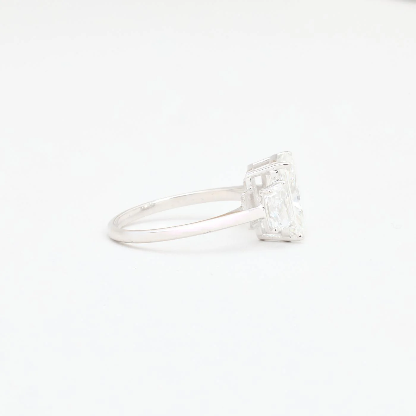 Tre stenar ring med diamant (3.02 ct) i 3K vitt guld strl. 17.2 / strl. 54 - Image 3