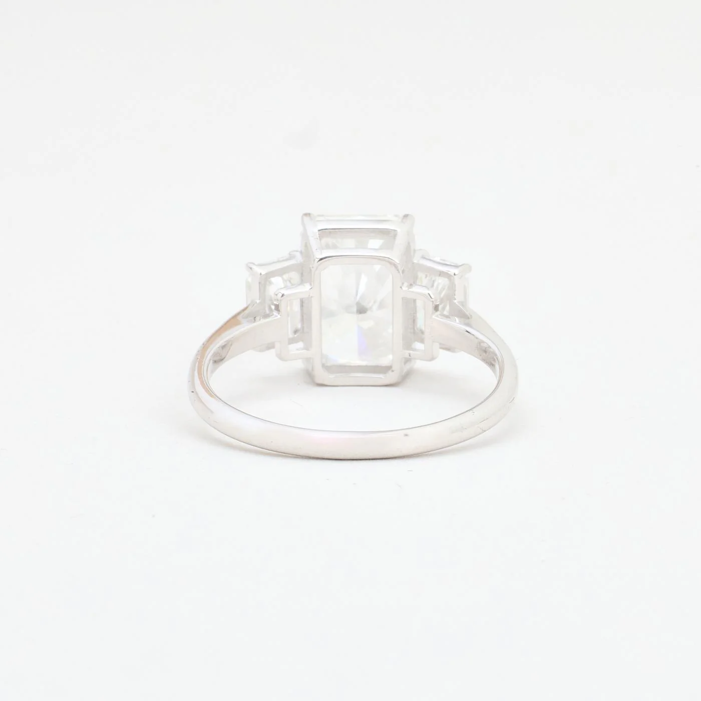 Tre stenar ring med diamant (3.02 ct) i 3K vitt guld strl. 17.2 / strl. 54 - Image 4
