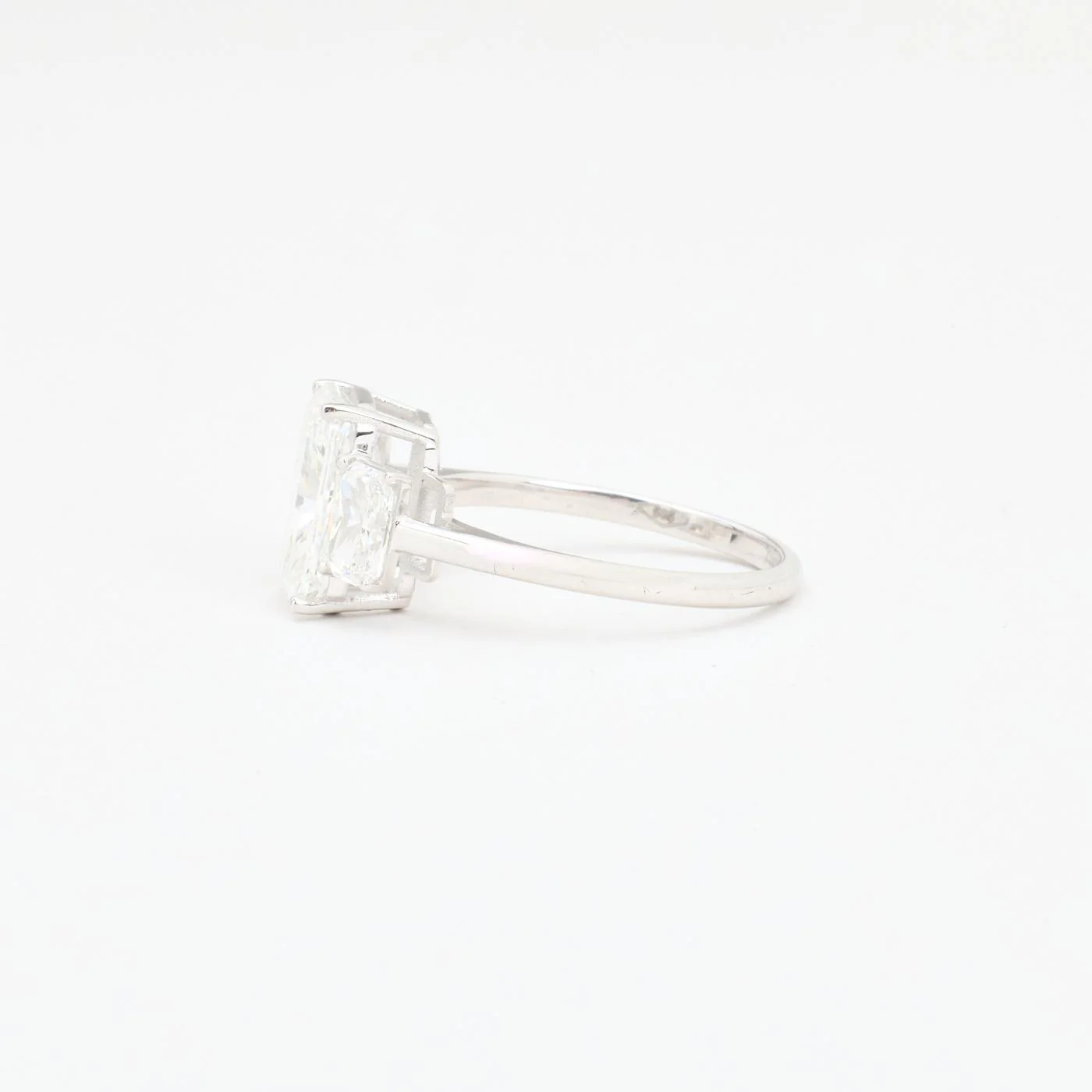 Tre stenar ring med diamant (3.02 ct) i 3K vitt guld strl. 17.2 / strl. 54 - Image 5