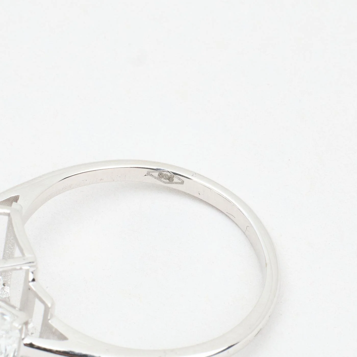 Tre stenar ring med diamant (3.02 ct) i 3K vitt guld strl. 17.2 / strl. 54 - Image 6