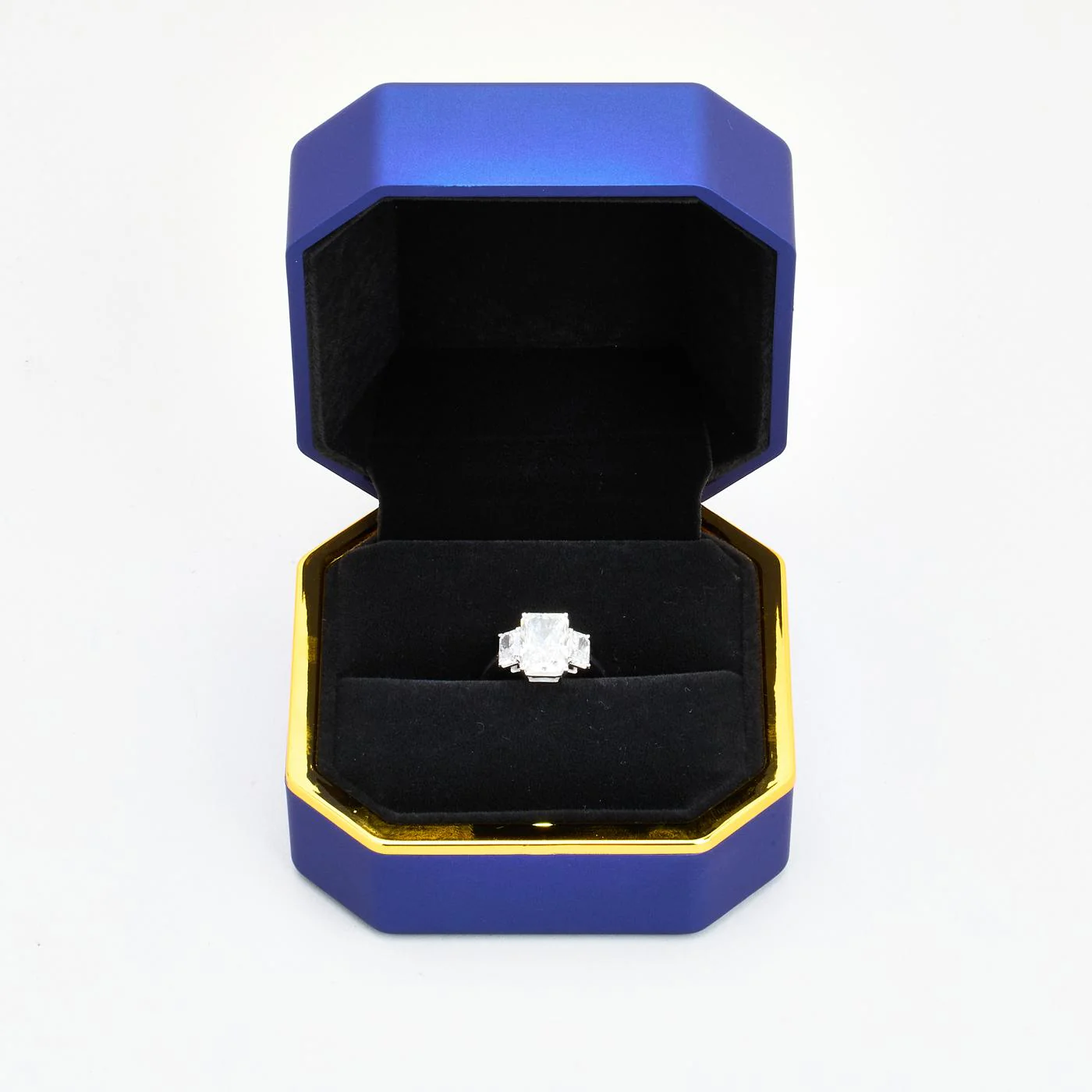 Tre stenar ring med diamant (3.02 ct) i 3K vitt guld strl. 17.2 / strl. 54 - Image 7
