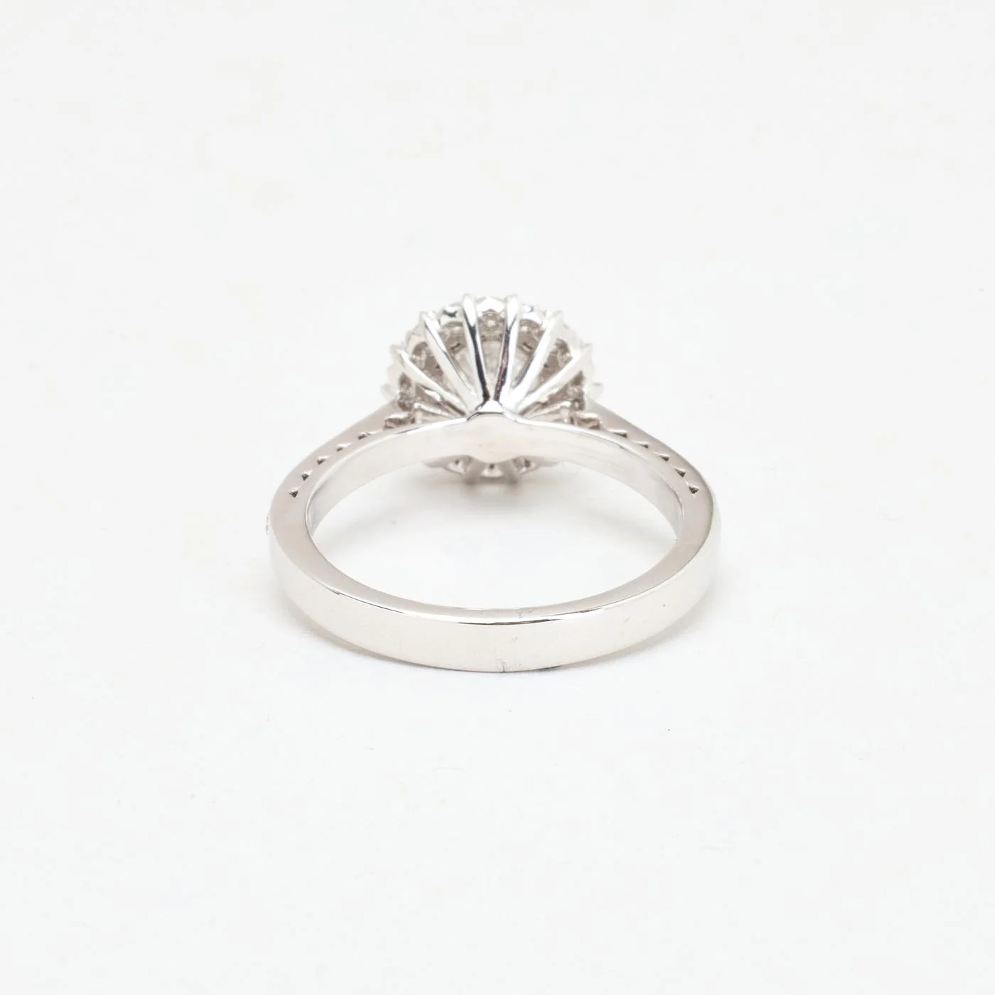 Haloring med diamant (1 ct) i 18K vitt guld strl. 16.9 / strl. 53 - Image 4