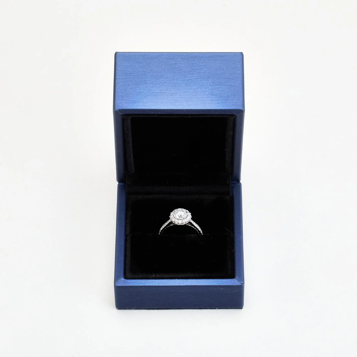 Haloring med diamant (1 ct) i 18K vitt guld strl. 16.9 / strl. 53 - Image 7