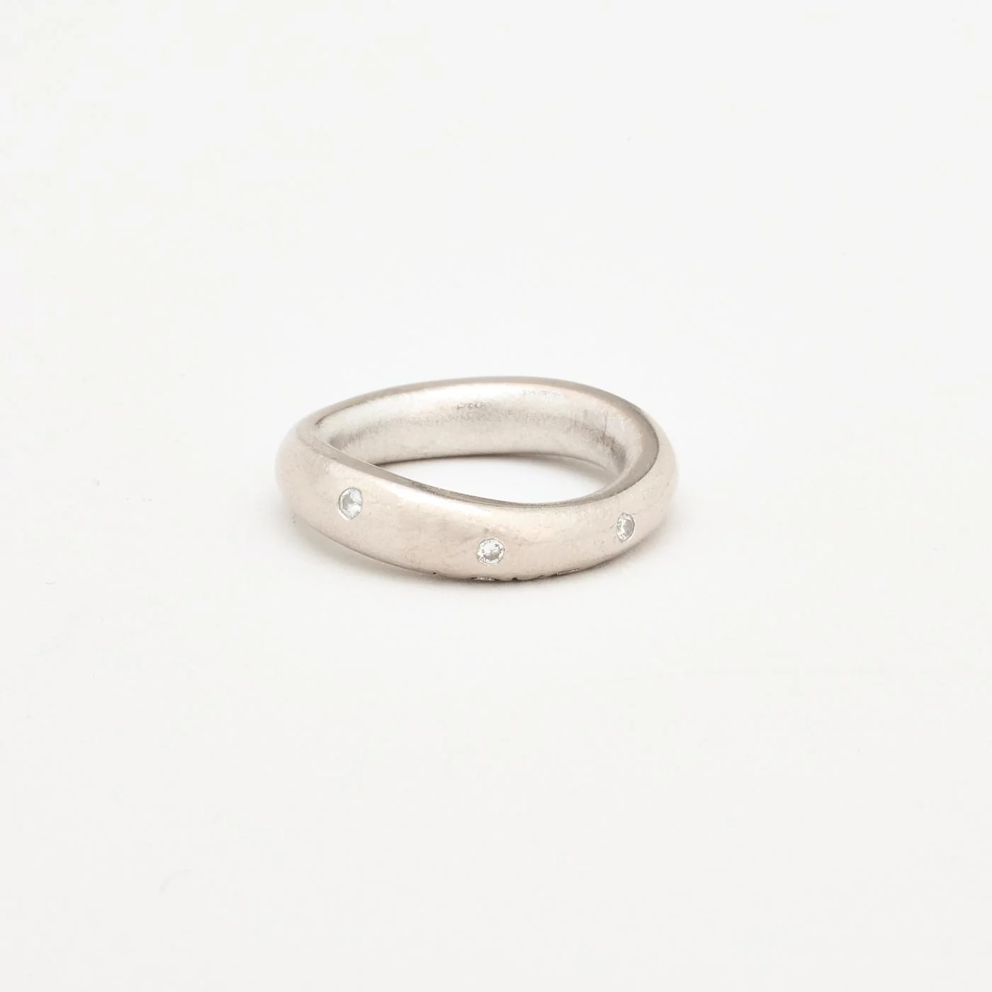 Ole Lynggaard Love 4 band med diamant (0.06 ct) i 18K vitt guld strl. 15.9 / strl. 50