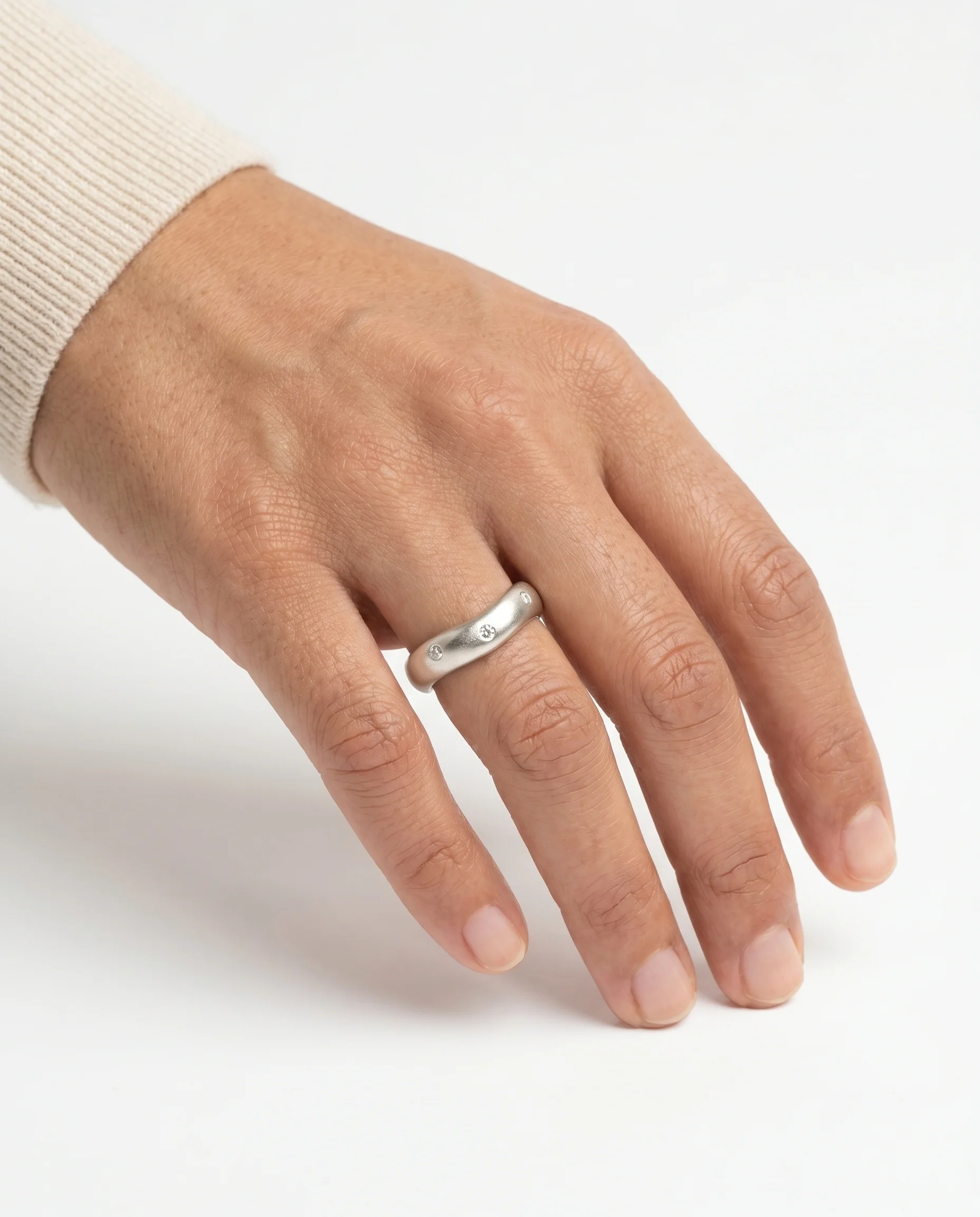 Ole Lynggaard Love 4 band med diamant (0.06 ct) i 18K vitt guld strl. 15.9 / strl. 50 - Image 2