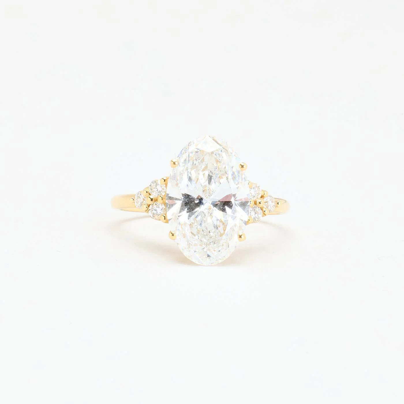 Oval solitärring med diamant (4 ct) i 14K guld strl. 17.2 / strl. 54