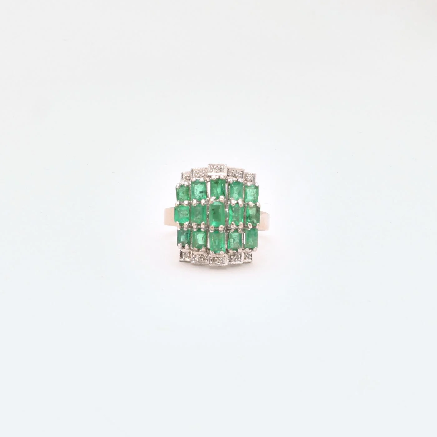 Clusterring med diamant (0.16 ct) i 14K vitt guld med en smaragd strl. 18.1 / strl. 57