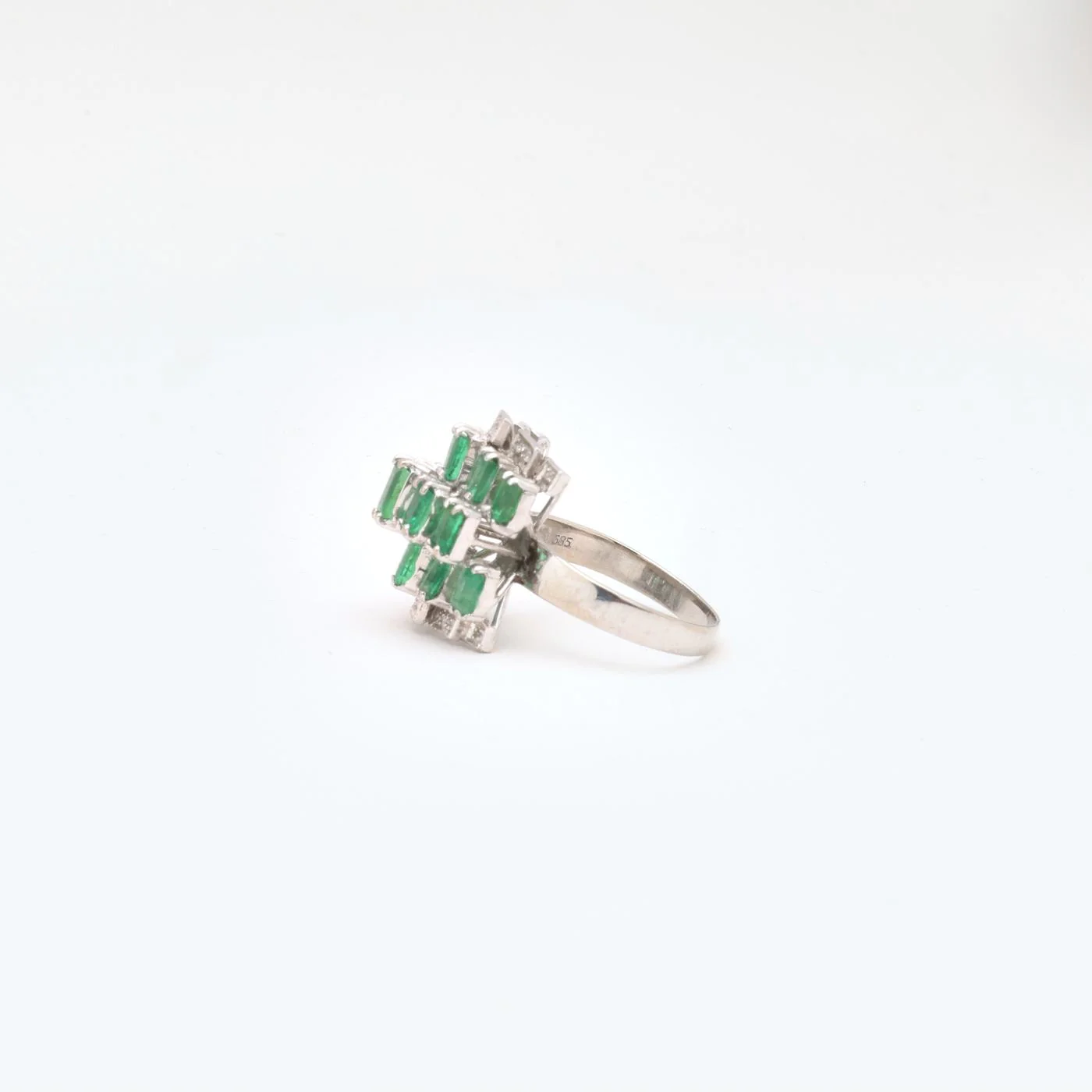 Clusterring med diamant (0.16 ct) i 14K vitt guld med en smaragd strl. 18.1 / strl. 57 - Image 2
