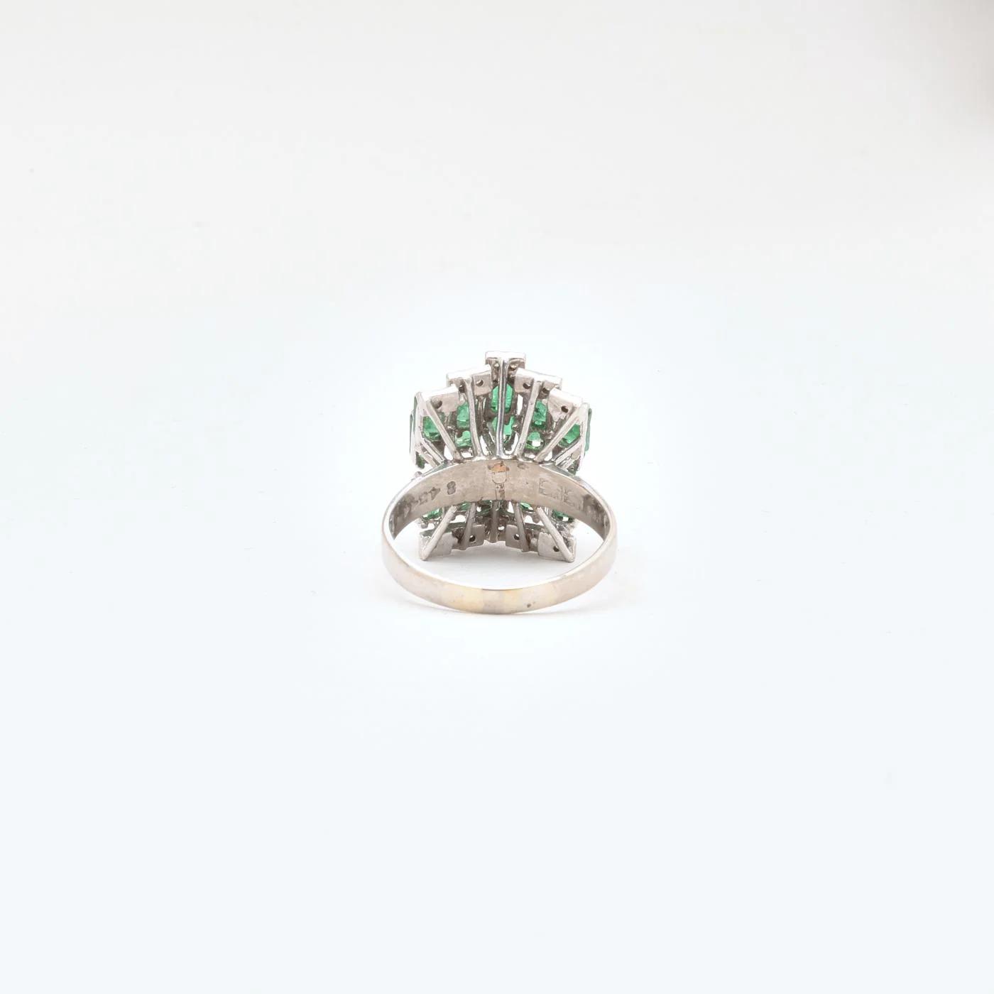 Clusterring med diamant (0.16 ct) i 14K vitt guld med en smaragd strl. 18.1 / strl. 57 - Image 3
