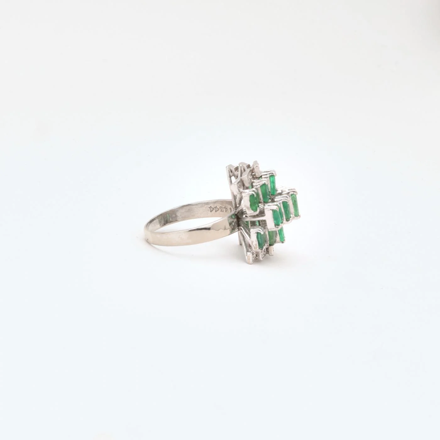 Clusterring med diamant (0.16 ct) i 14K vitt guld med en smaragd strl. 18.1 / strl. 57 - Image 4