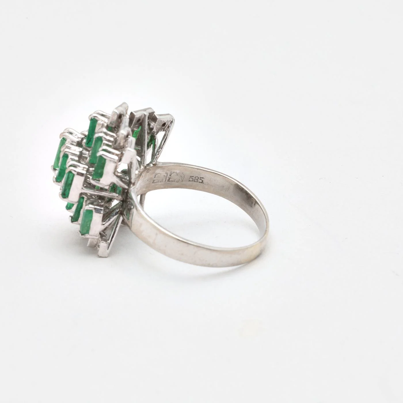 Clusterring med diamant (0.16 ct) i 14K vitt guld med en smaragd strl. 18.1 / strl. 57 - Image 5